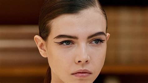 make up chanel 2019 occhi|Vogue decodes the Chanel makeup look straight from the .